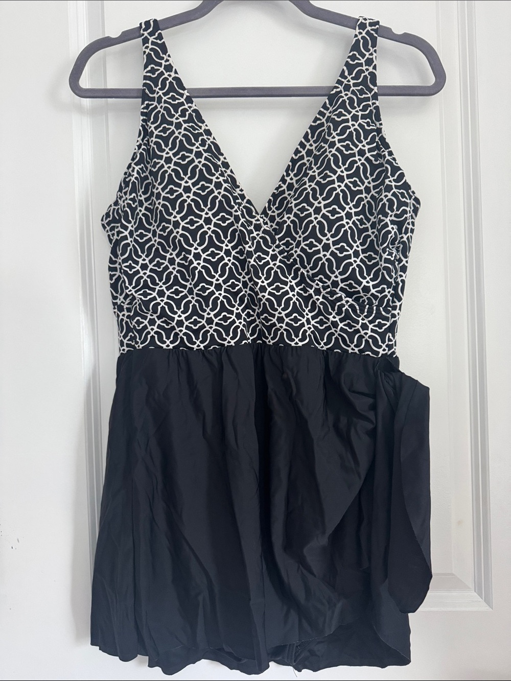 Talbots Black & White Patterned V-Neck Swimdress great condition. Flattering.